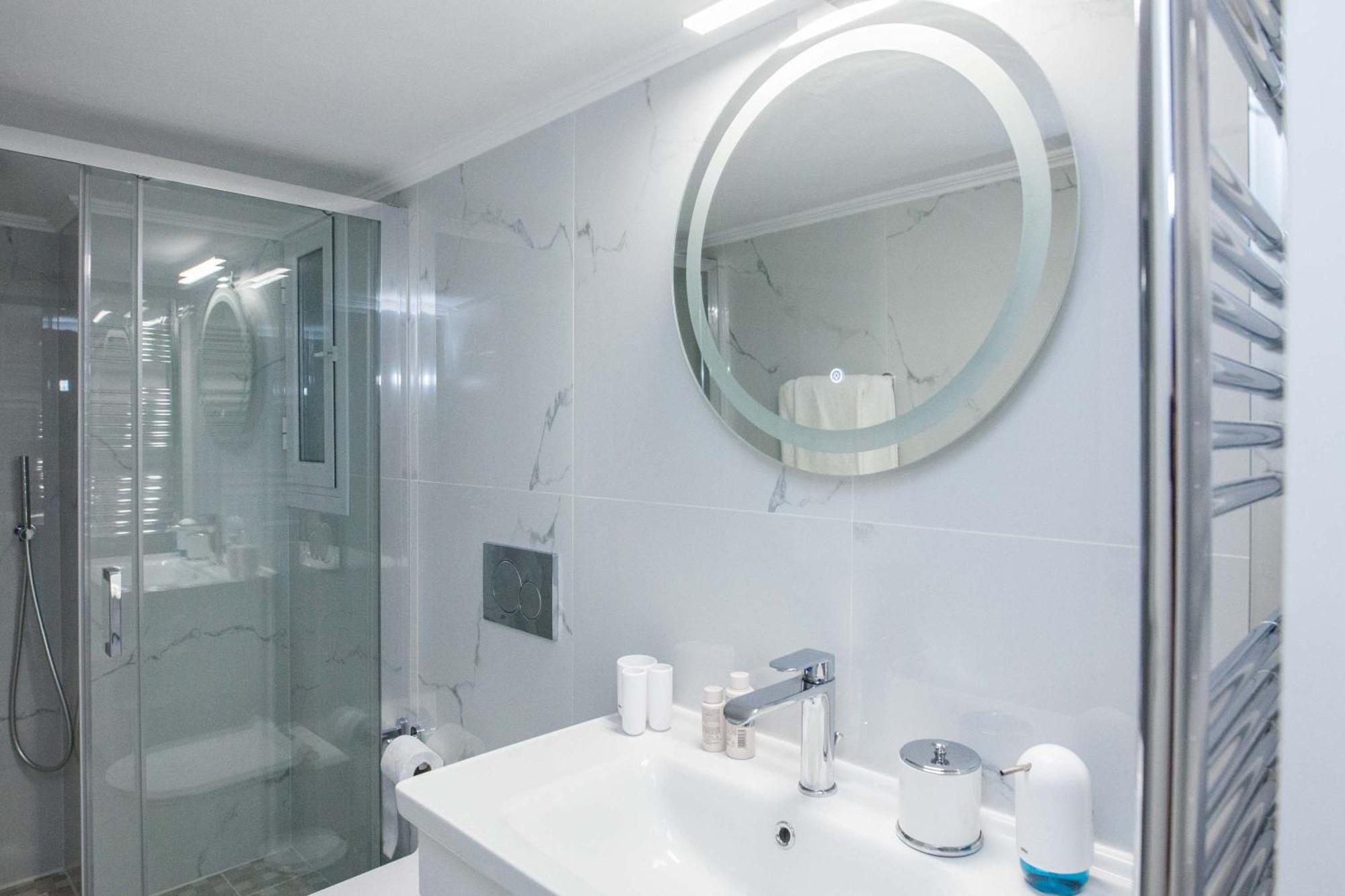 Central 2 Bd Apt With Balcony By Monastiraki Athen Exterior foto
